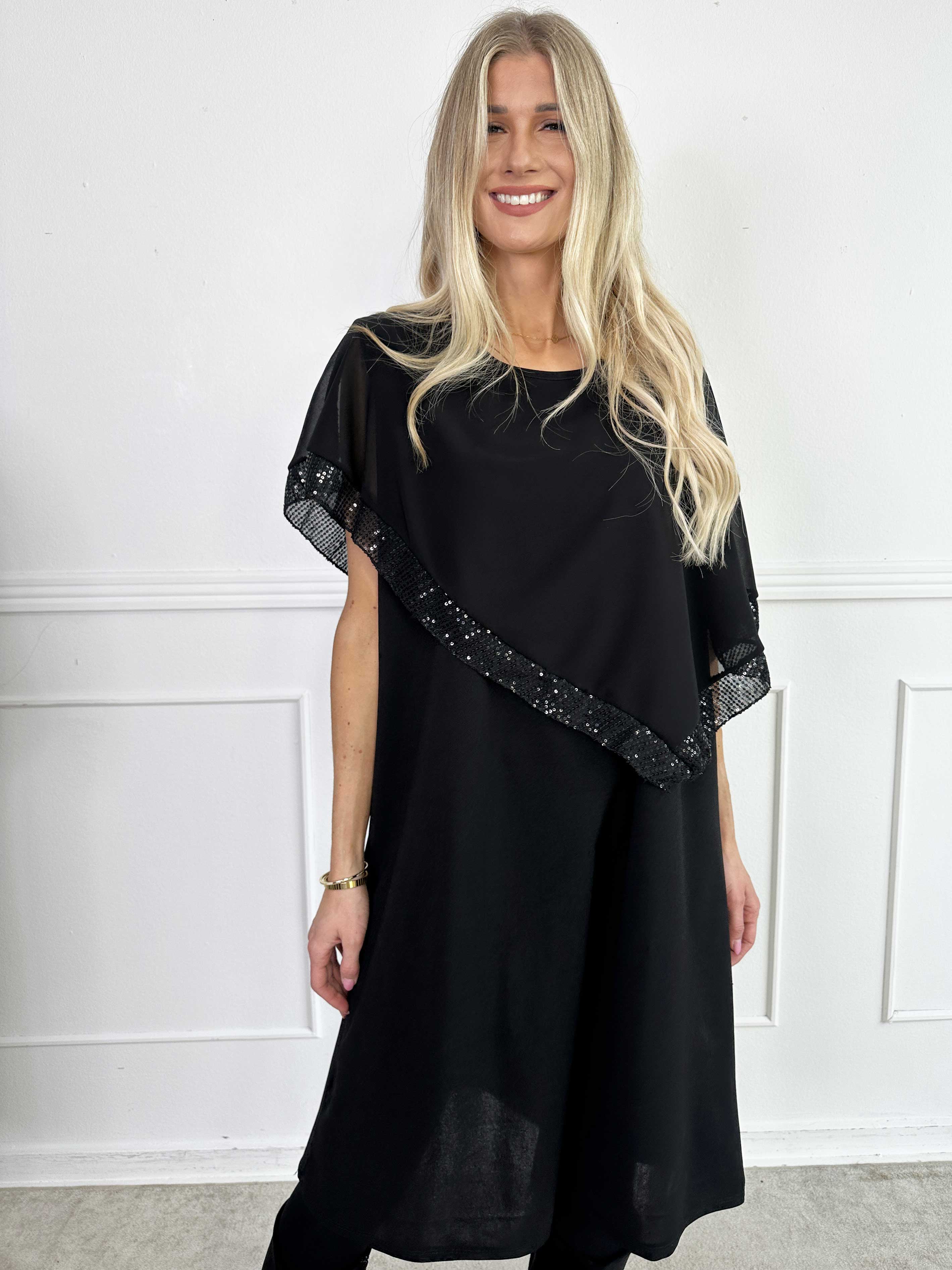 Dorta - Klassisk sort kjole med pailletdetaljer